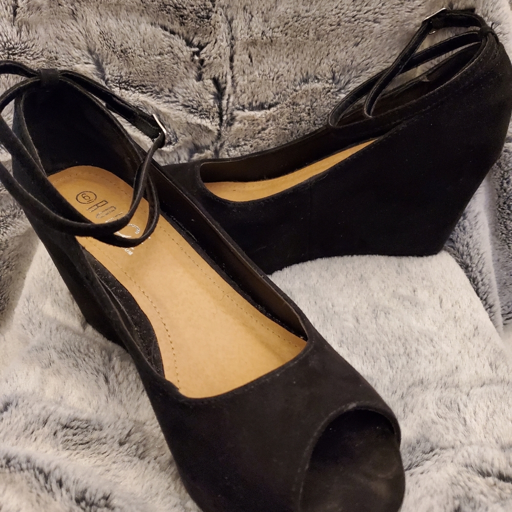 Suede feel, ankle strap, peep toe, wedge platform.
